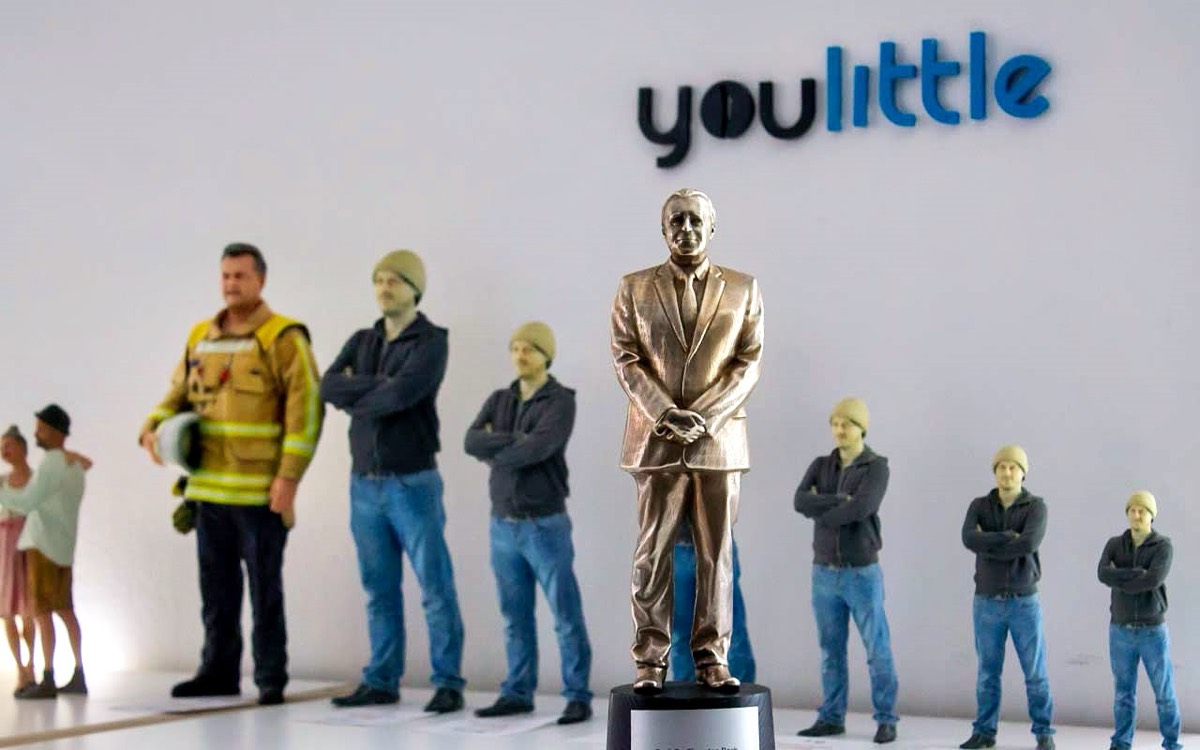 Ausgestellte 3D-Figuren vor dem youlittle-Logo im Studio