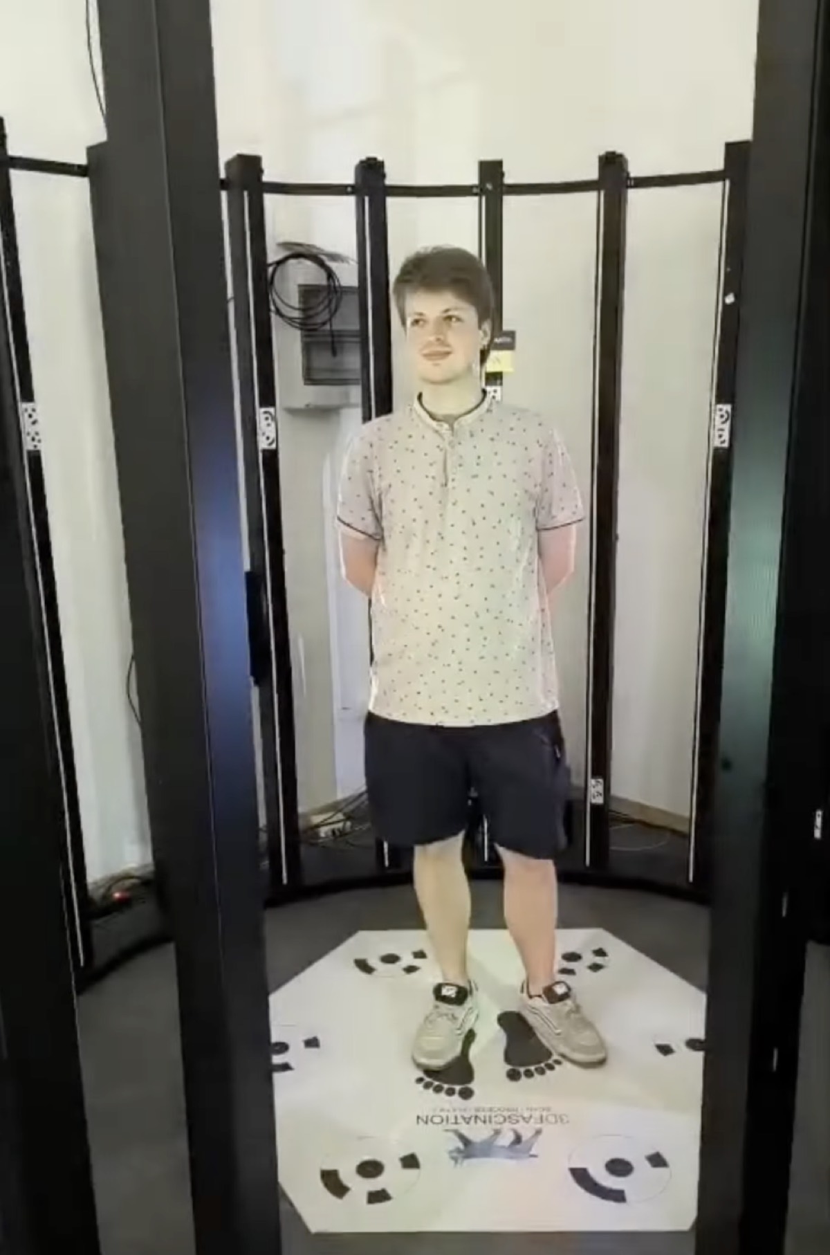 Person im 3D-Scanner im youlittle-Studio in München